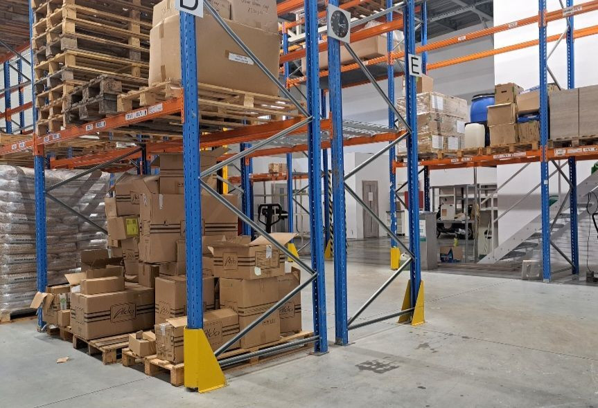 Skladový priestor s regálmi