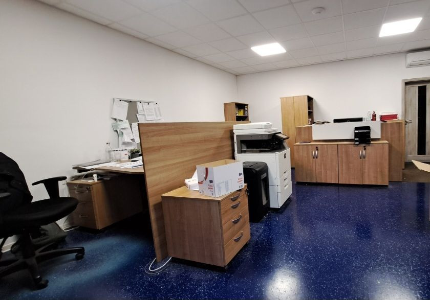 Skladový priestor s regálmi