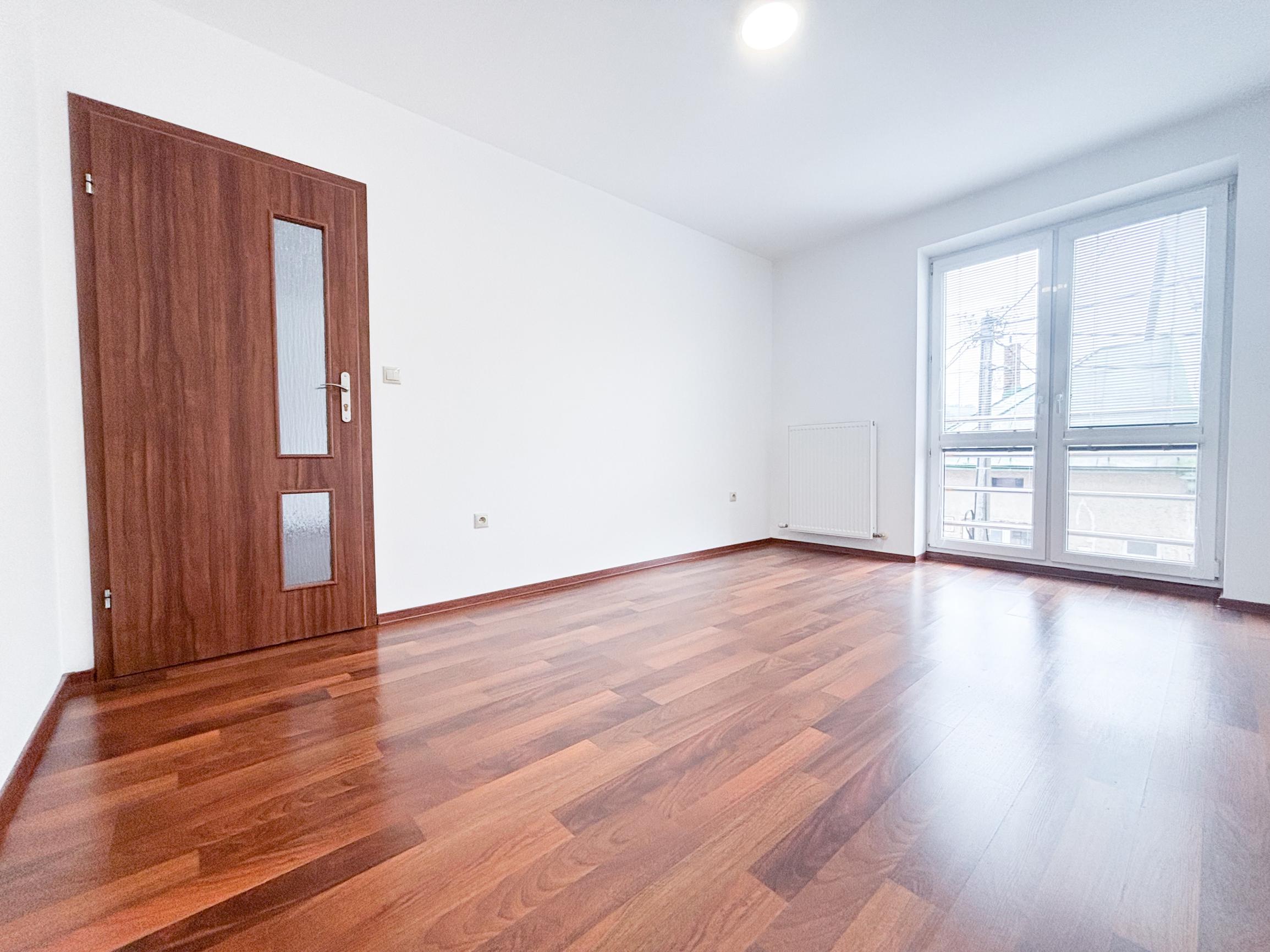 Prenájom | Priestranný 2-izbovy byt s parkovaním, KNM