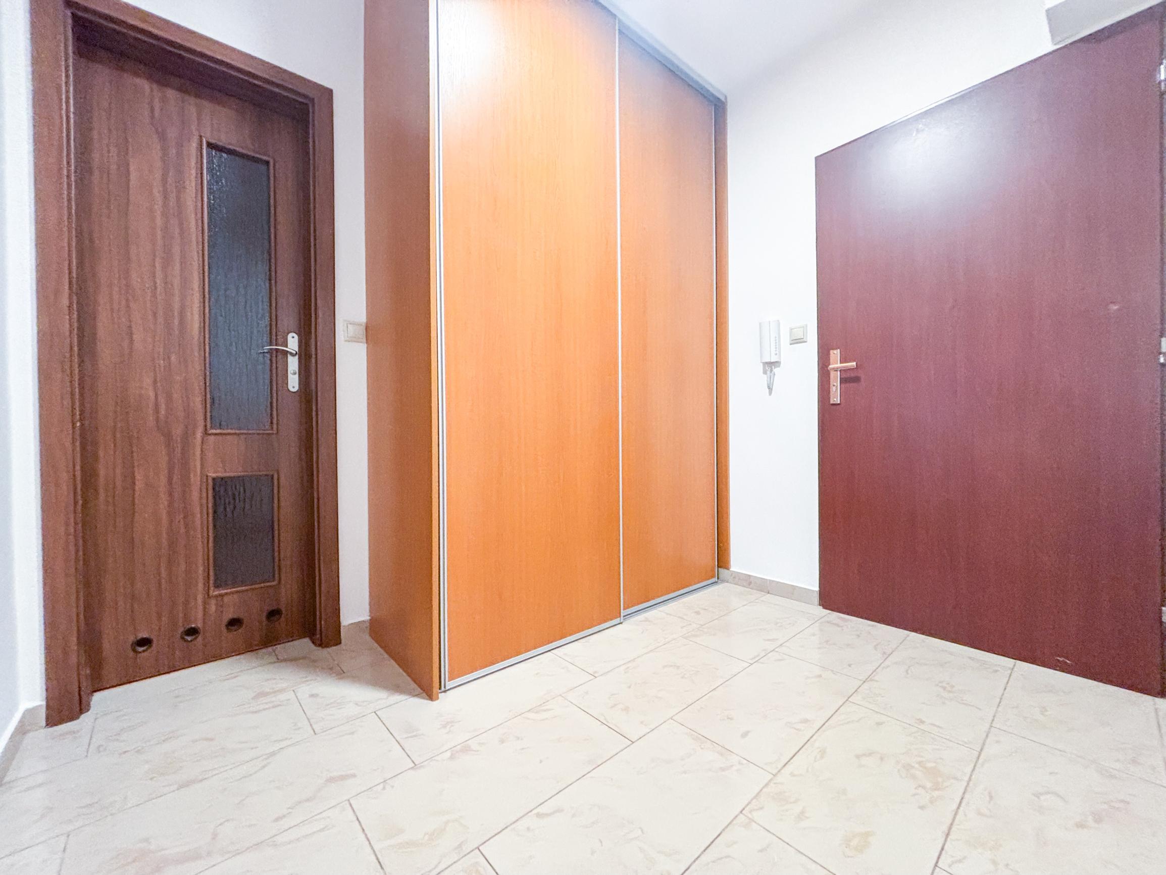 Prenájom | Priestranný 2-izbovy byt s parkovaním, KNM