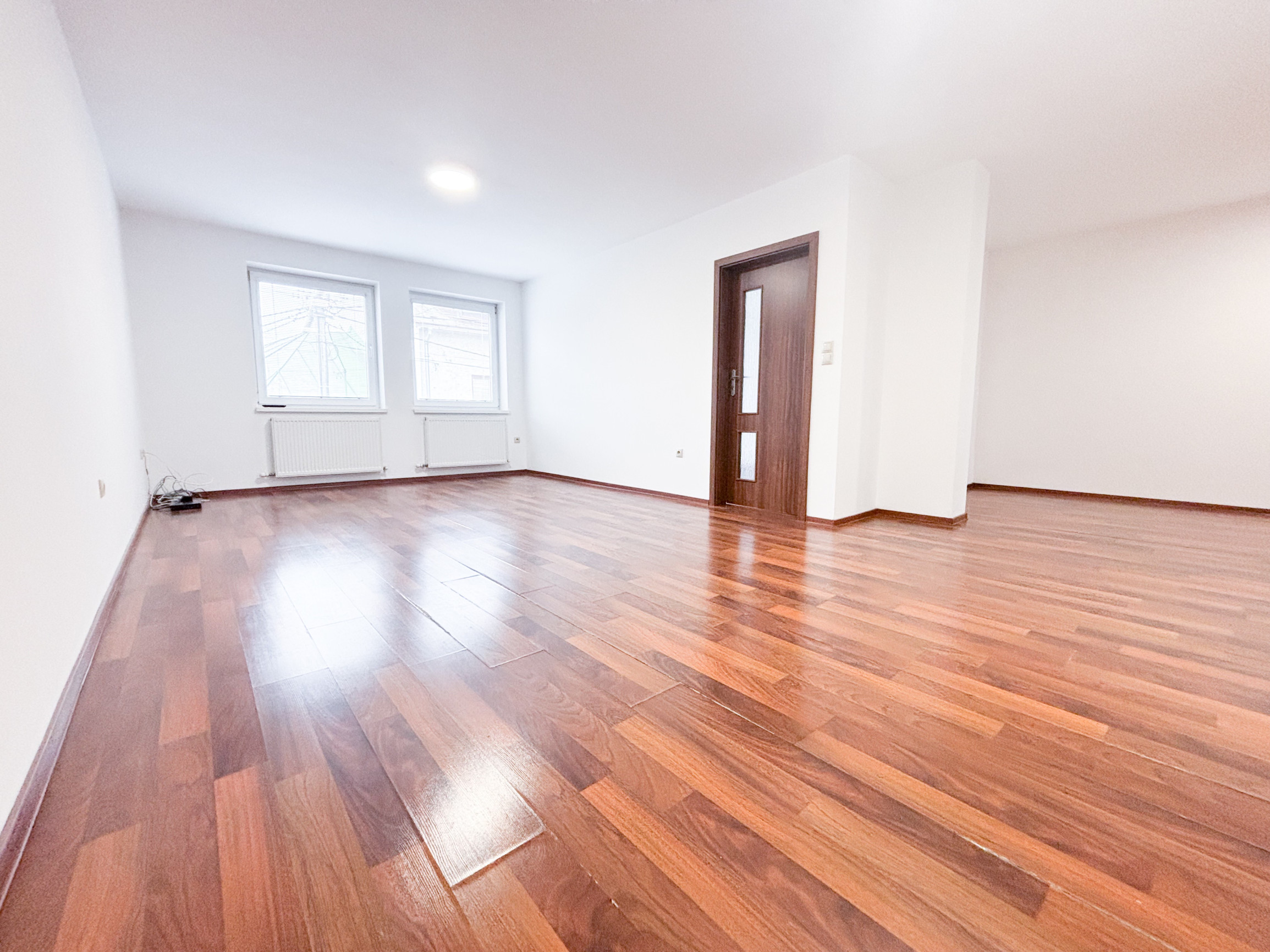 Prenájom | Priestranný 2-izbovy byt s parkovaním, KNM