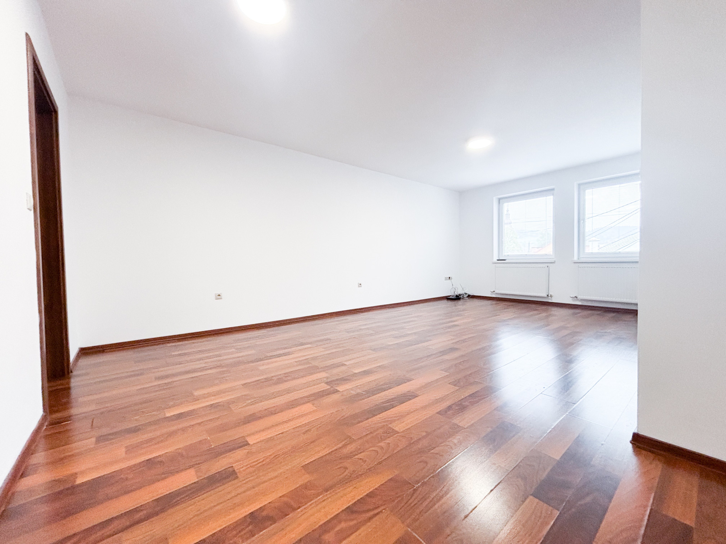 Prenájom | Priestranný 2-izbovy byt s parkovaním, KNM