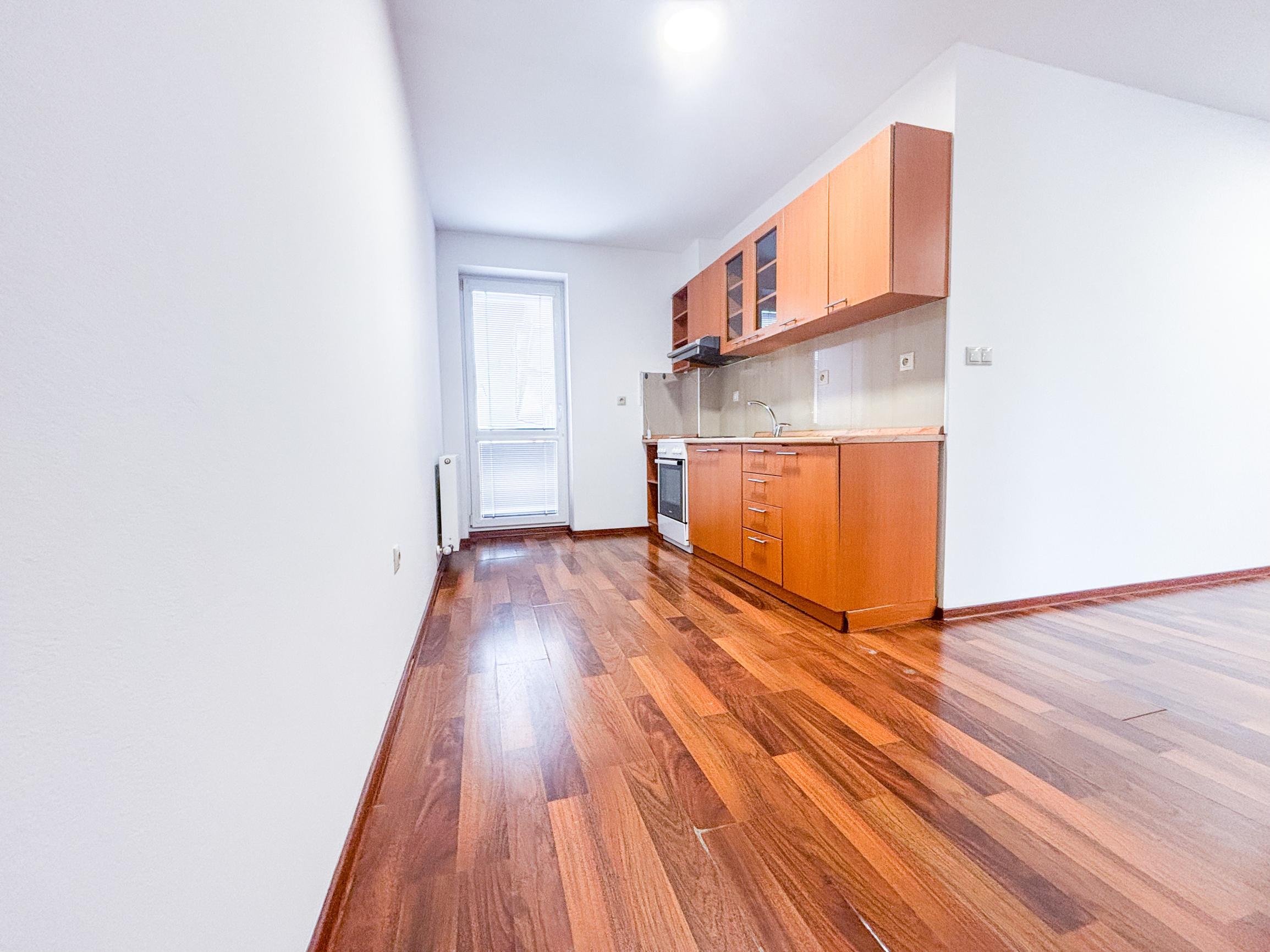 Prenájom | Priestranný 2-izbovy byt s parkovaním, KNM