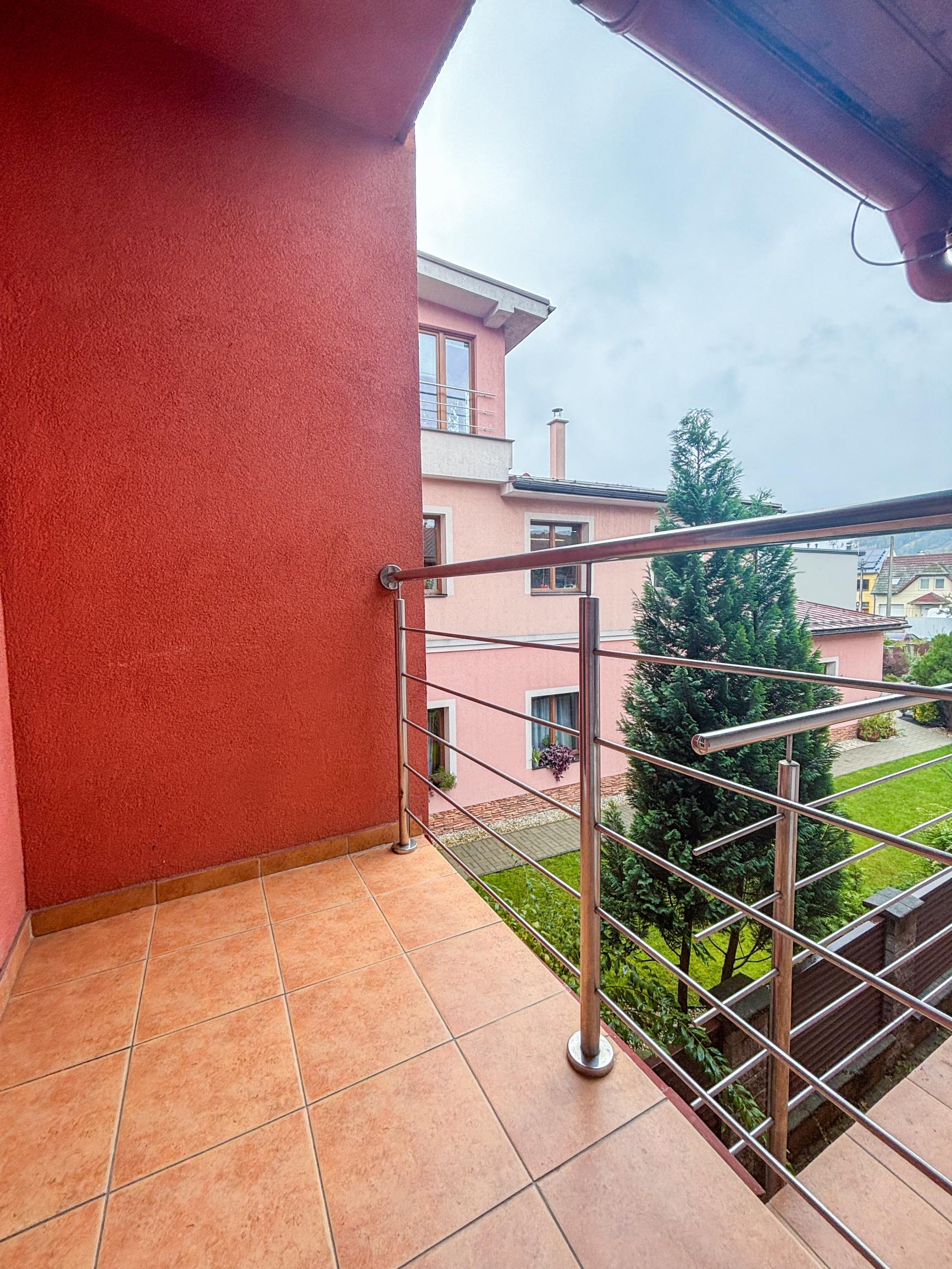 Prenájom | Priestranný 2-izbovy byt s parkovaním, KNM