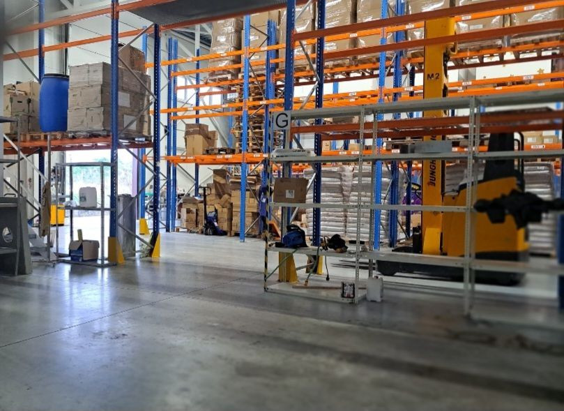 Prenájom | Skladový priestor s regálmi