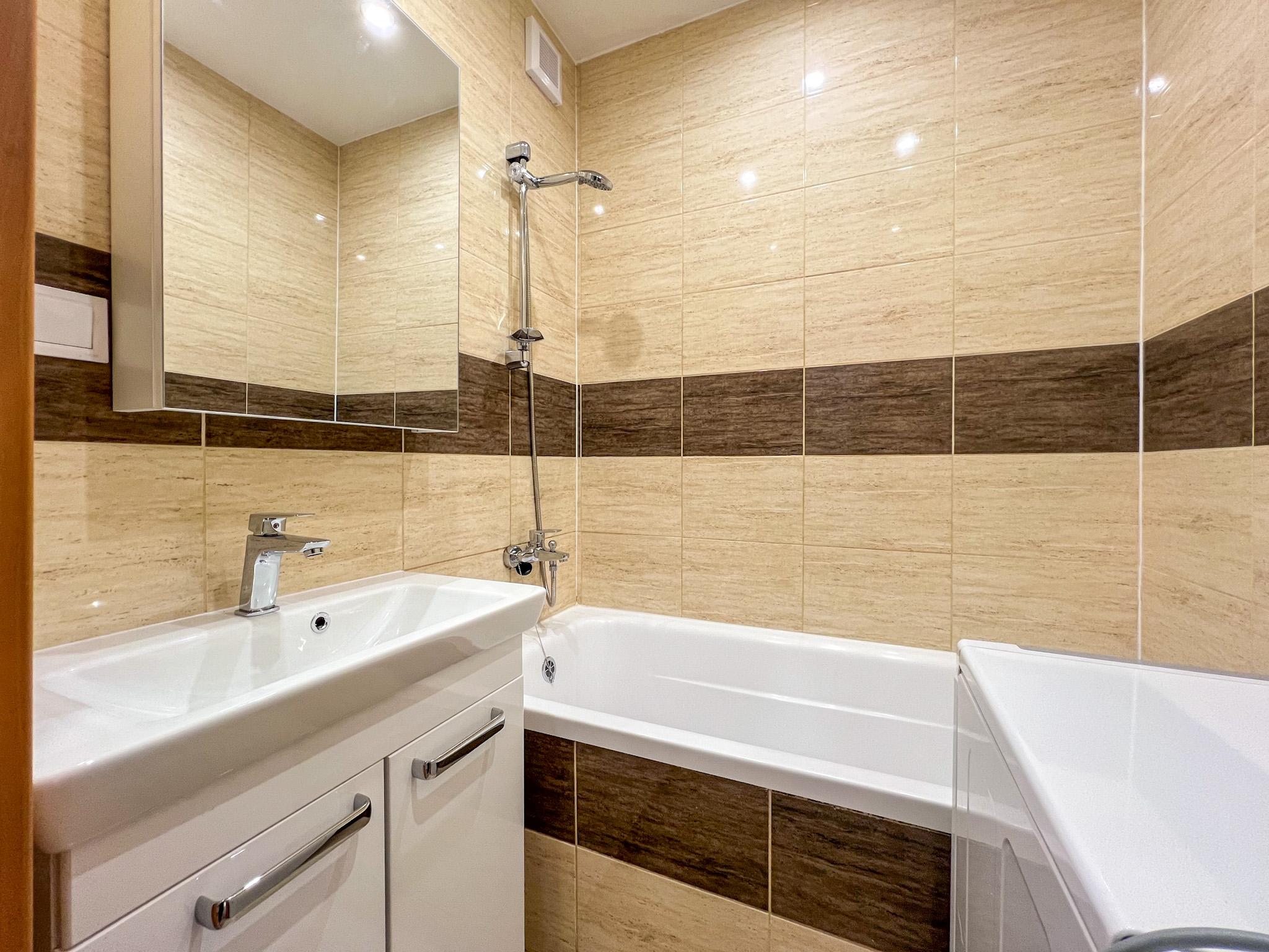 Prenájom | 3-izbový byt na prízemií v centre, KNM