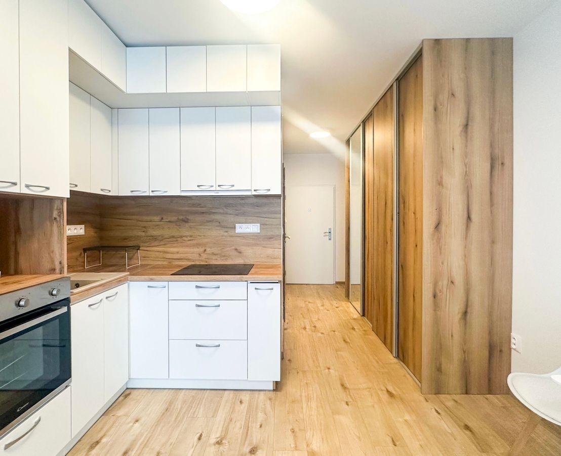 Prenájom | Moderná garsónka so zariadením a balkónom, KNM