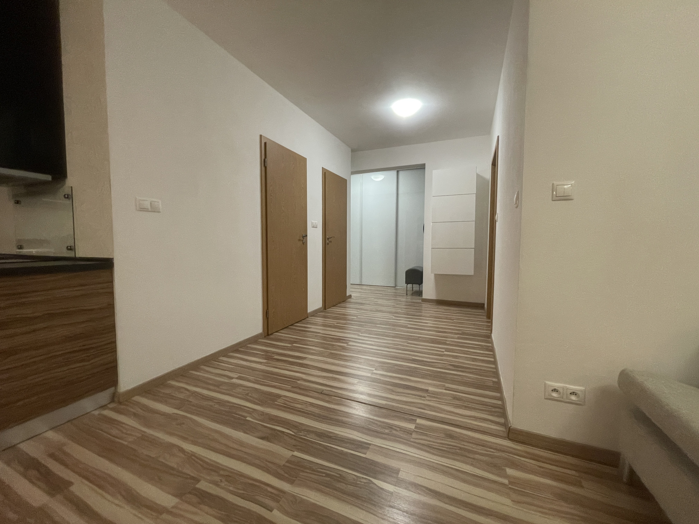 Priestranný 2i byt s parkovaním na prenájom – Kadnárova