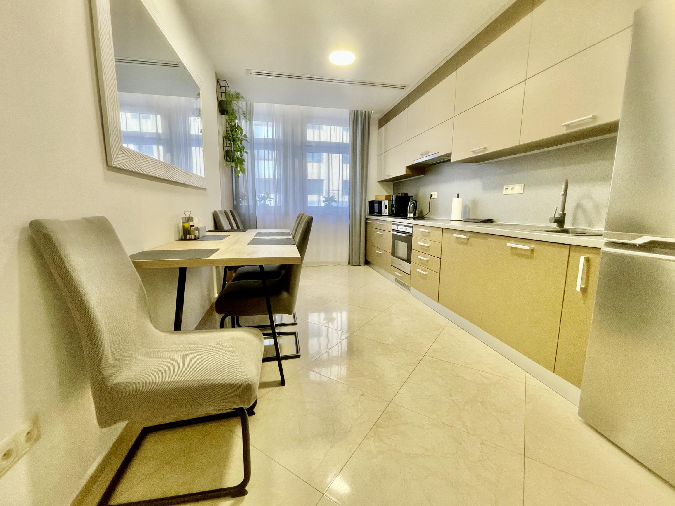 Prémiový 2-izbový byt na 2. poschodí s balkónom v centre BA