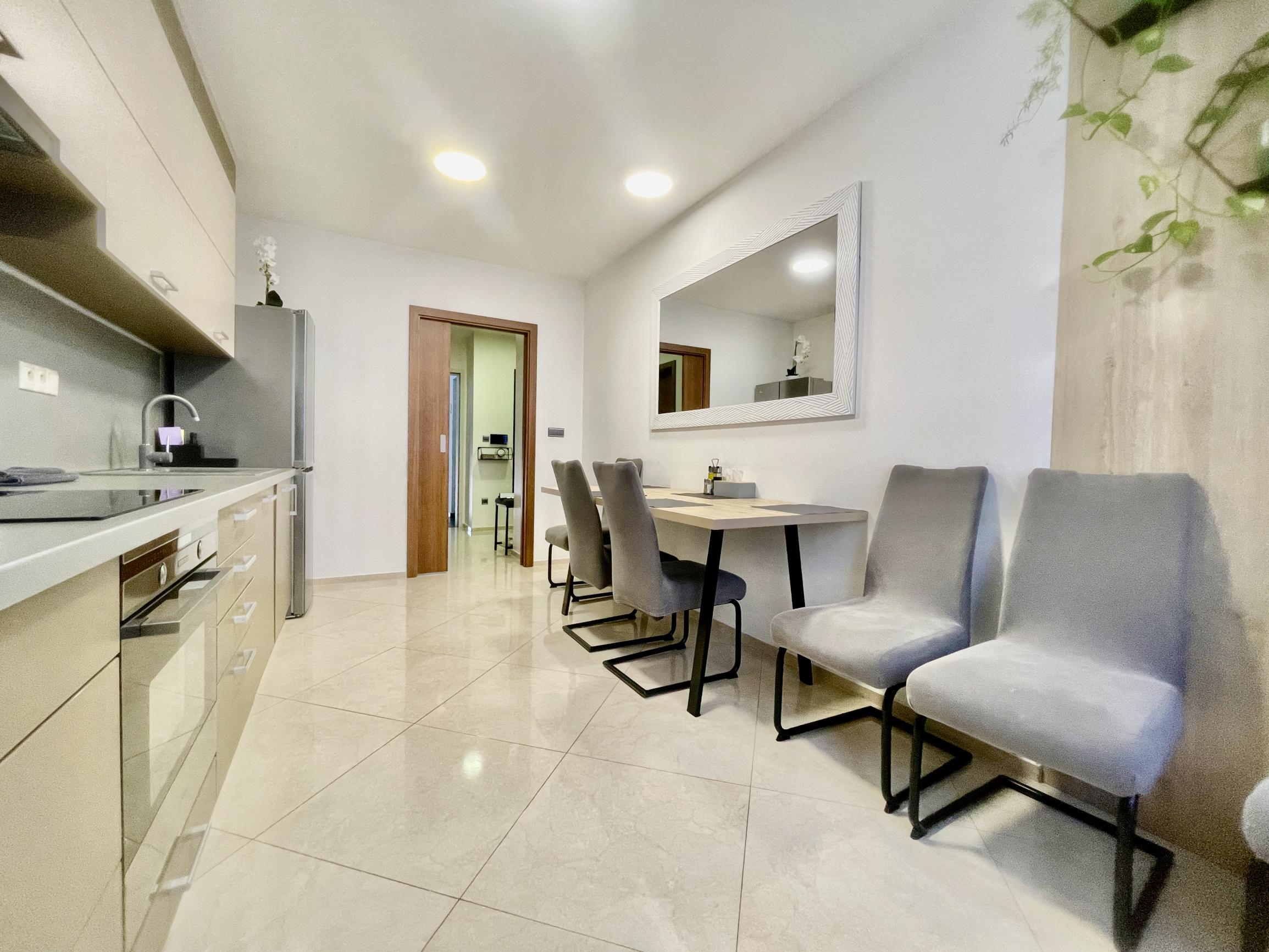 Prémiový 2-izbový byt na 2. poschodí s balkónom v centre BA