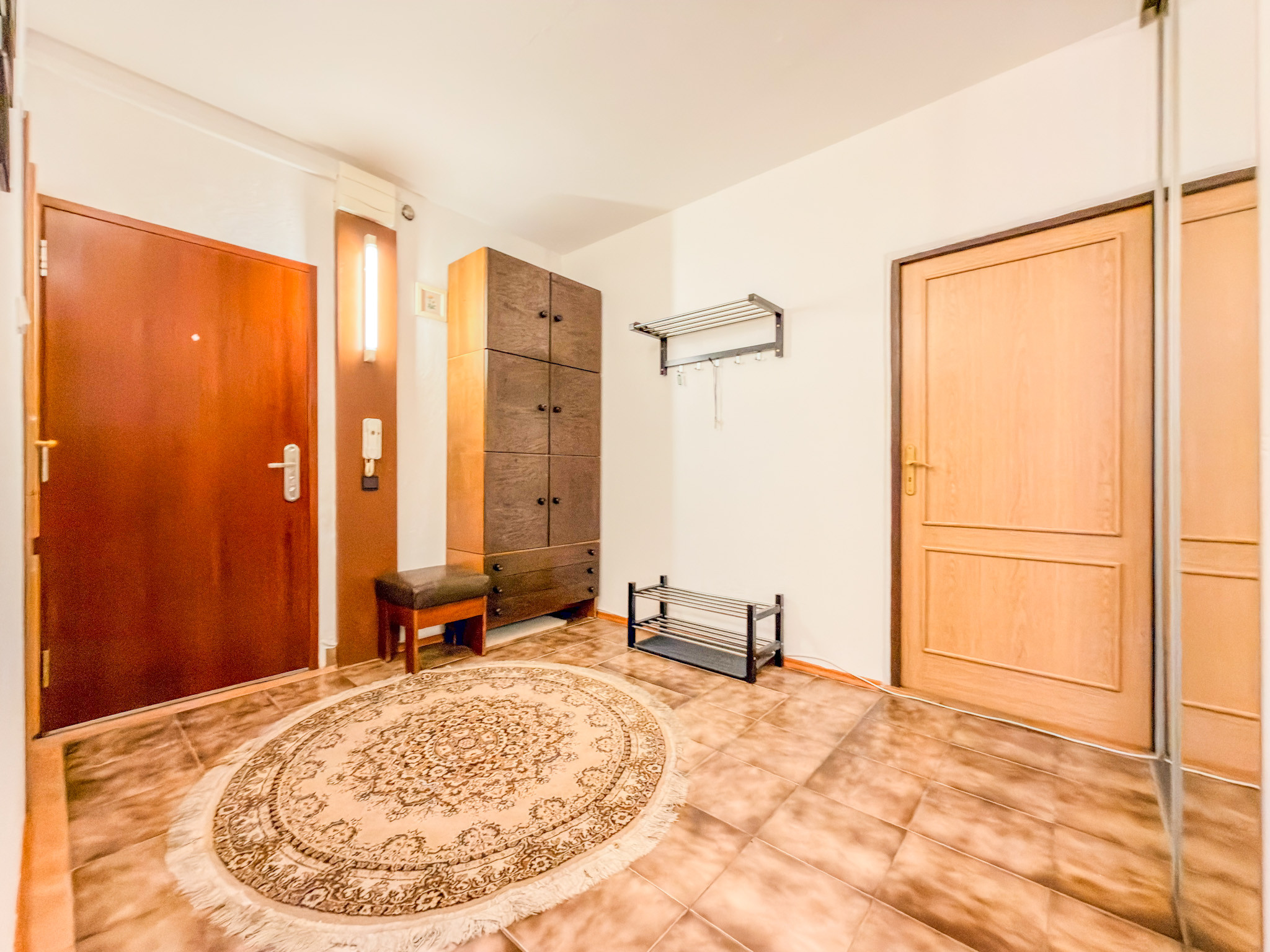 Predaj | Priestranný 2-izbový byt s parketami, Hlinská