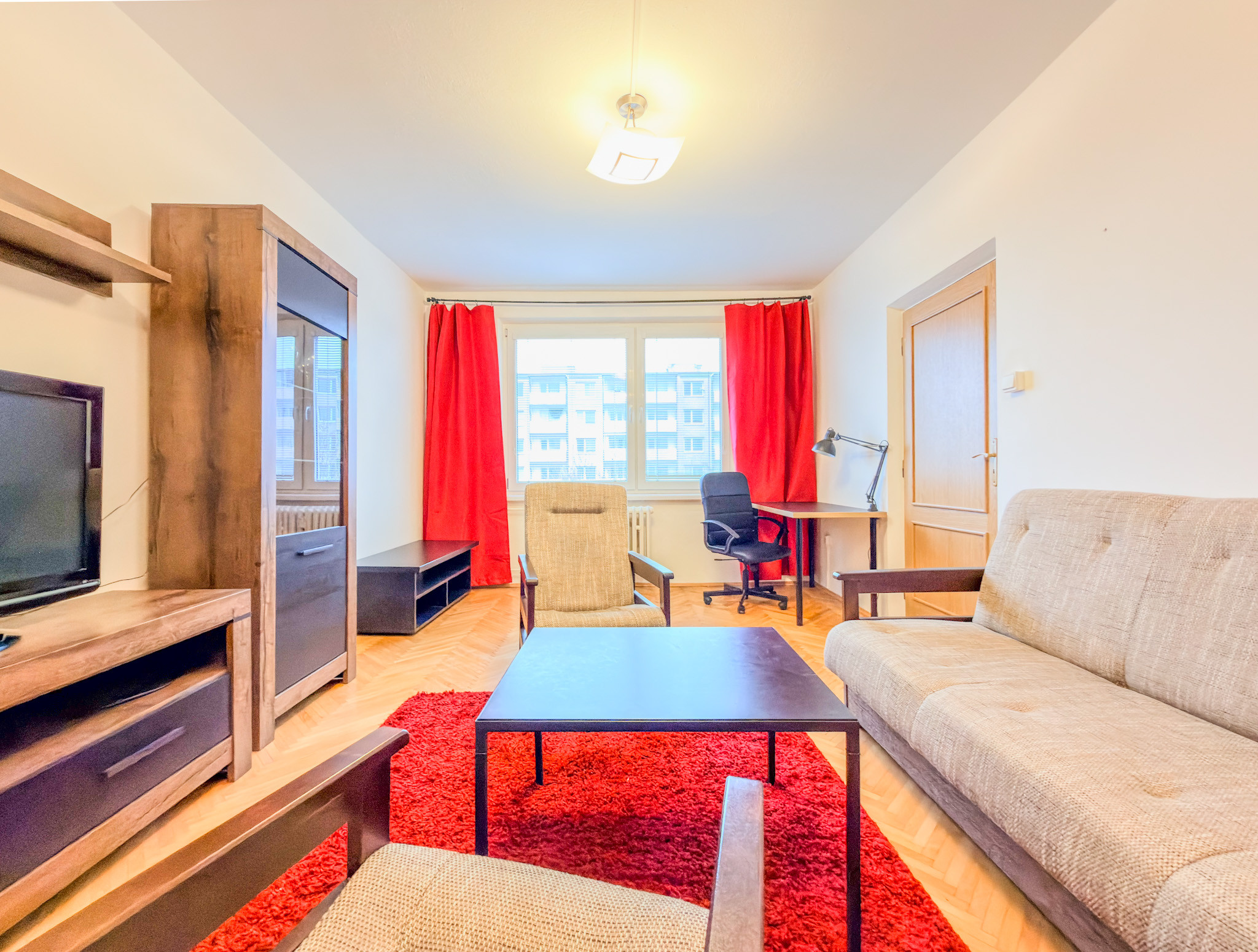 Predaj | Priestranný 2-izbový byt s parketami, Hlinská