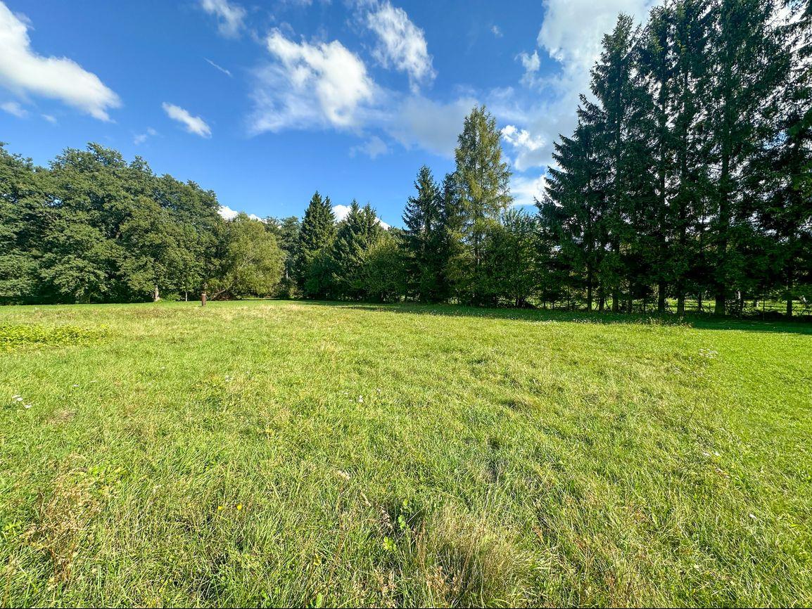 Predaj | Slnečný stavebný pozemok s rovinatým terénom, Jazernica