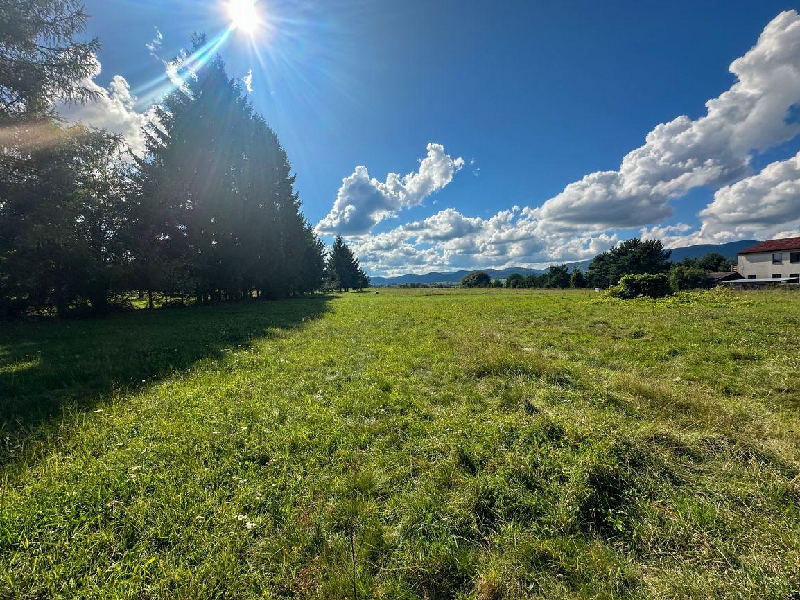 Predaj | Slnečný stavebný pozemok s rovinatým terénom, Jazernica