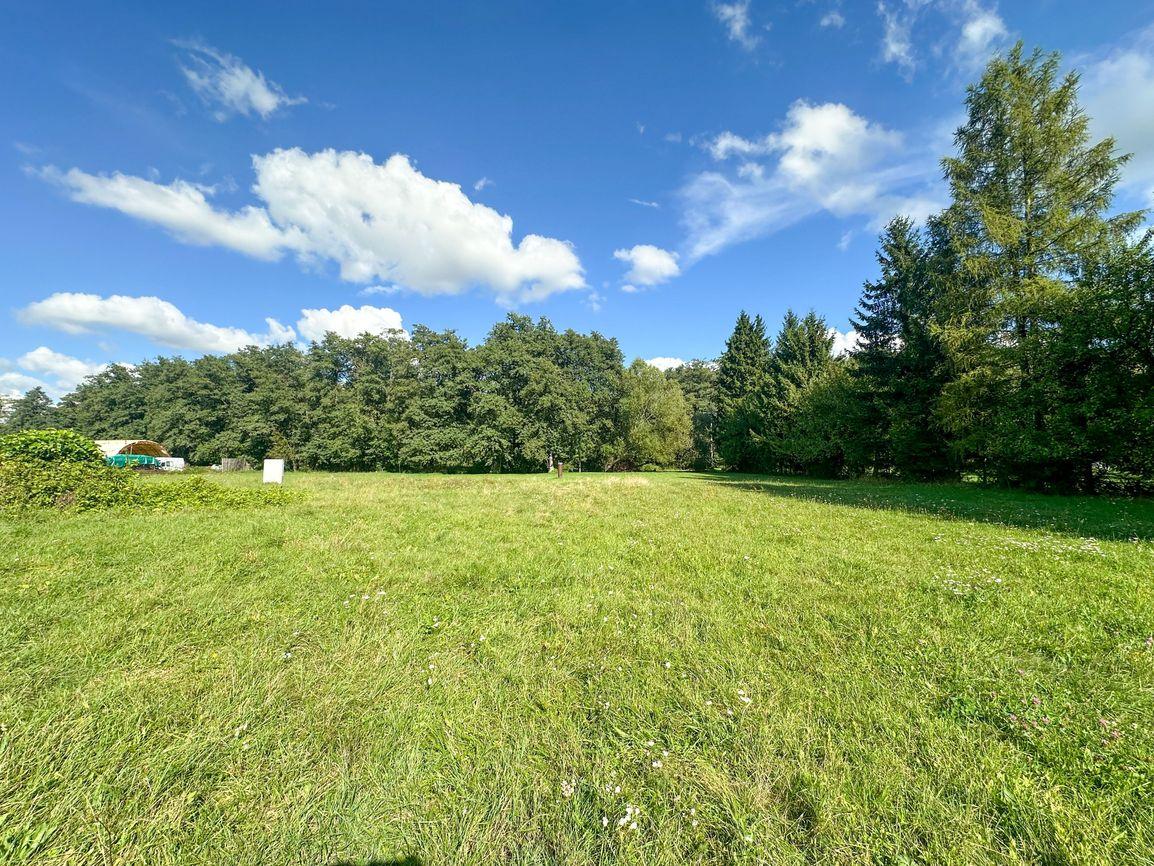 Predaj | Slnečný stavebný pozemok s rovinatým terénom, Jazernica