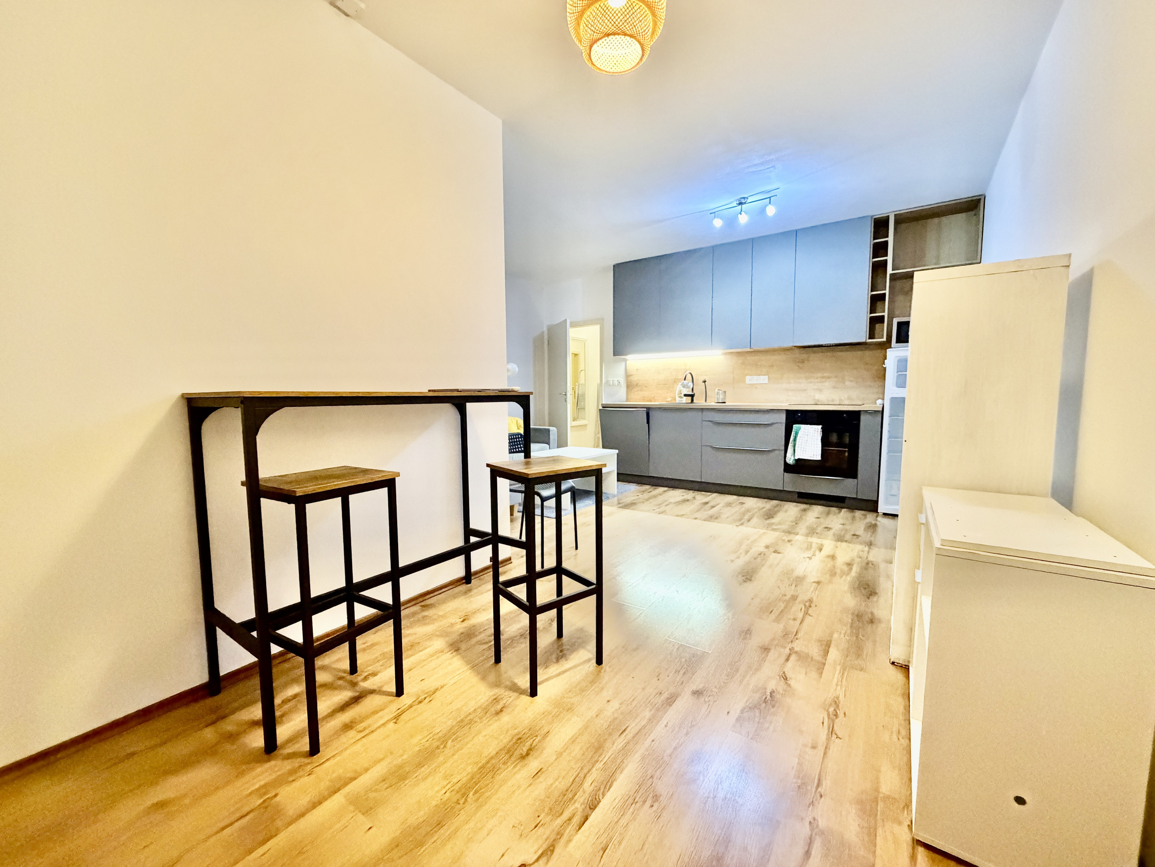 Prenájom 2 izbový byt s veľkým balkónom – Karlova Ves