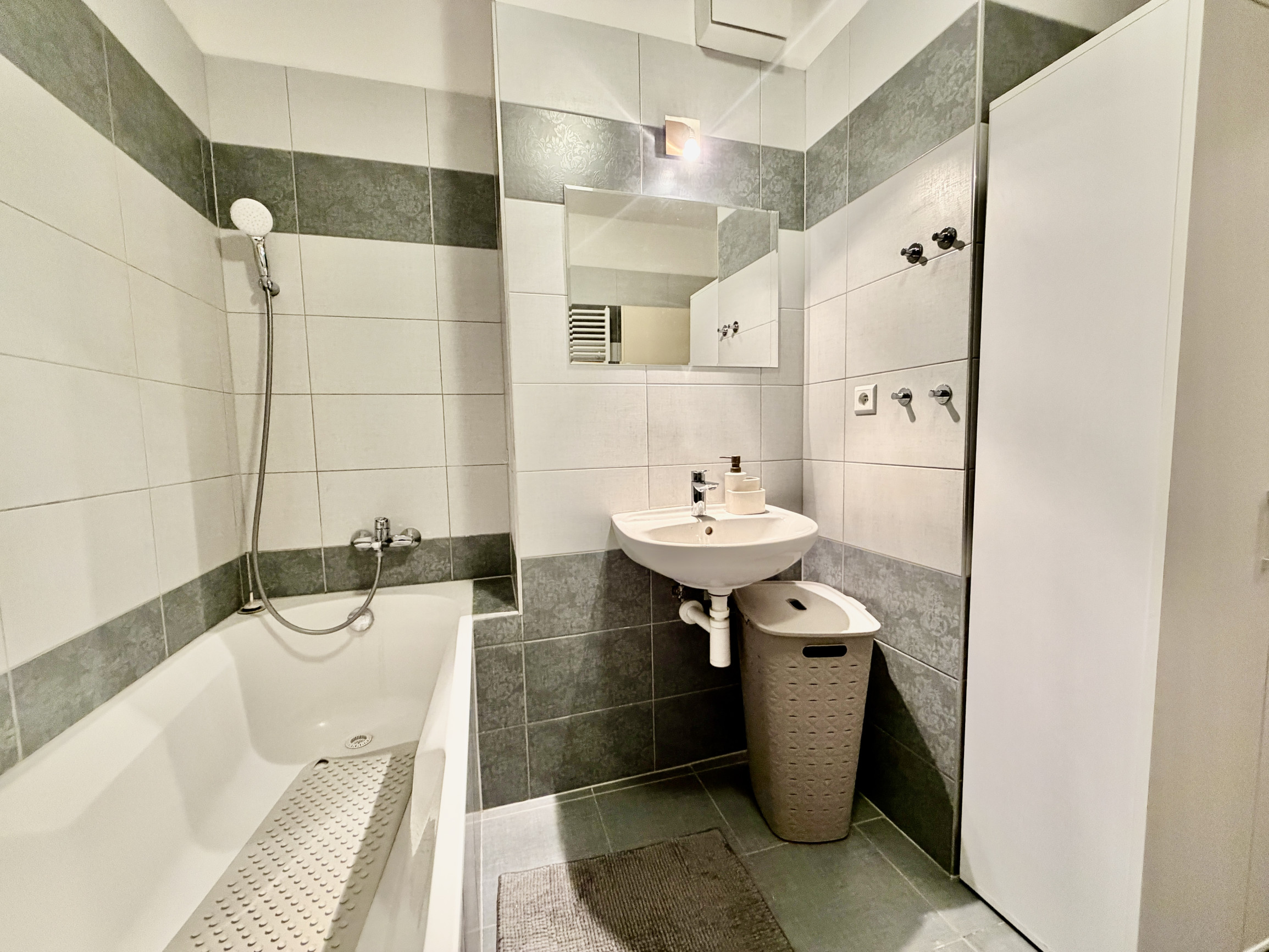 Prenájom 2 izbový byt s veľkým balkónom – Karlova Ves