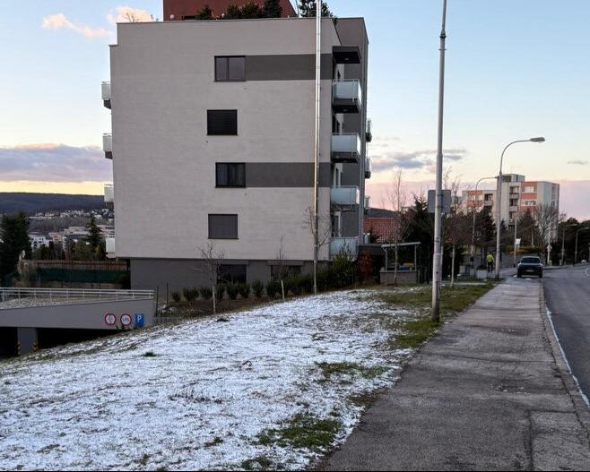 PREDAJ – gárážové miesto v rezidenčnom areáli, Drotárska cesta, Staré Mesto.