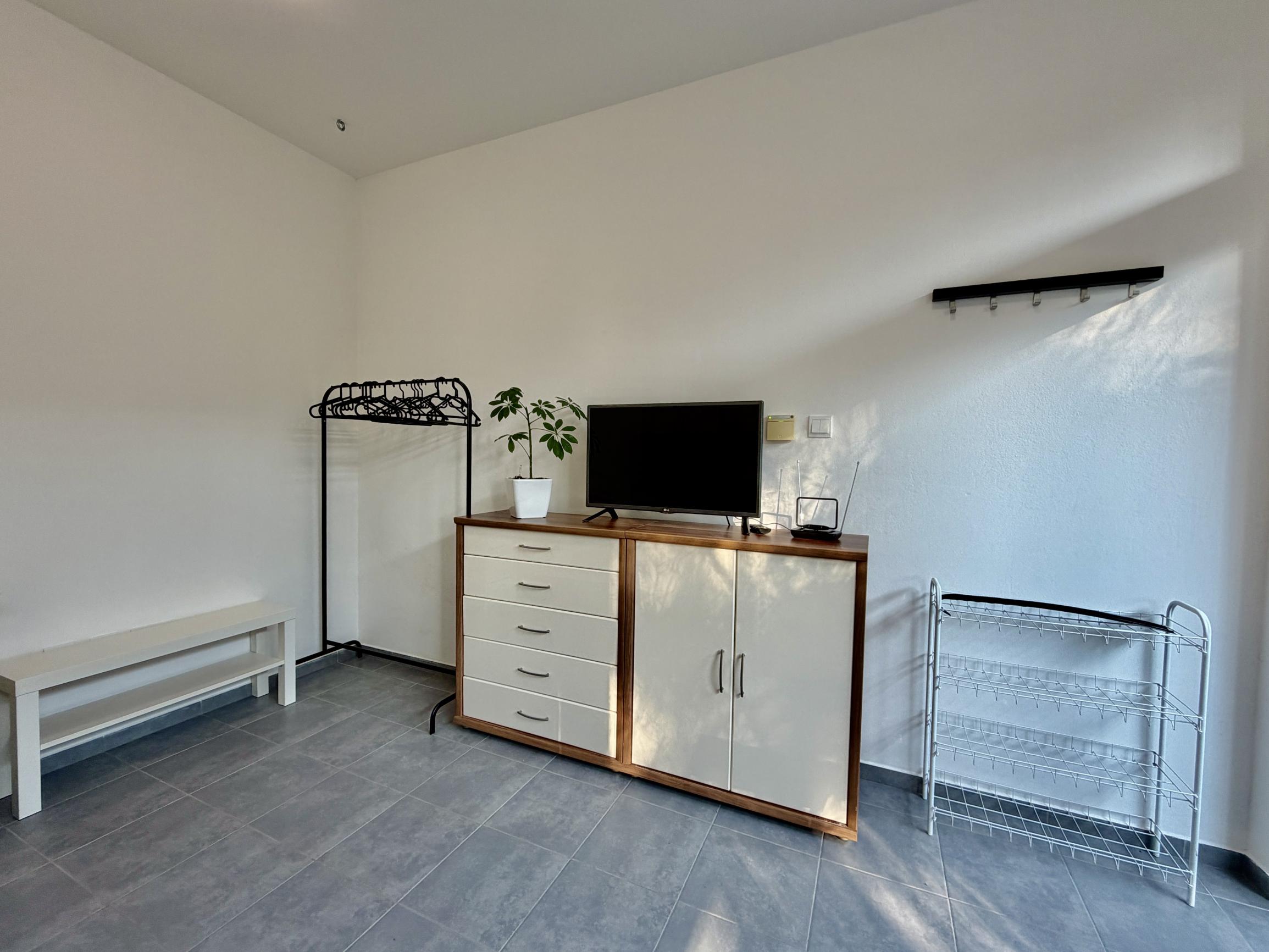 Garsónka s 10m² terasou a parkovaním – súkromie na Kramároch