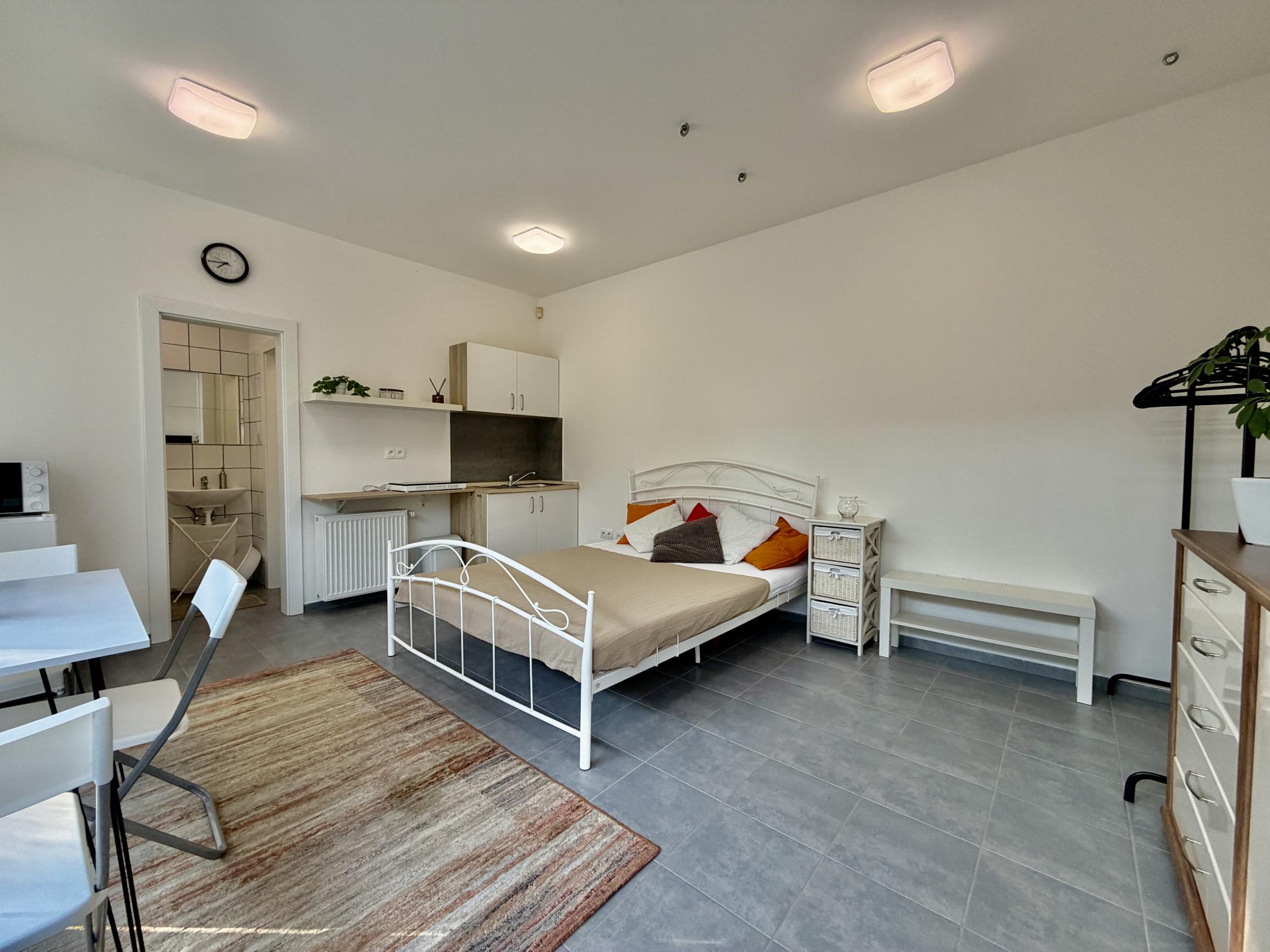 Garsónka s 10m² terasou a parkovaním – súkromie na Kramároch