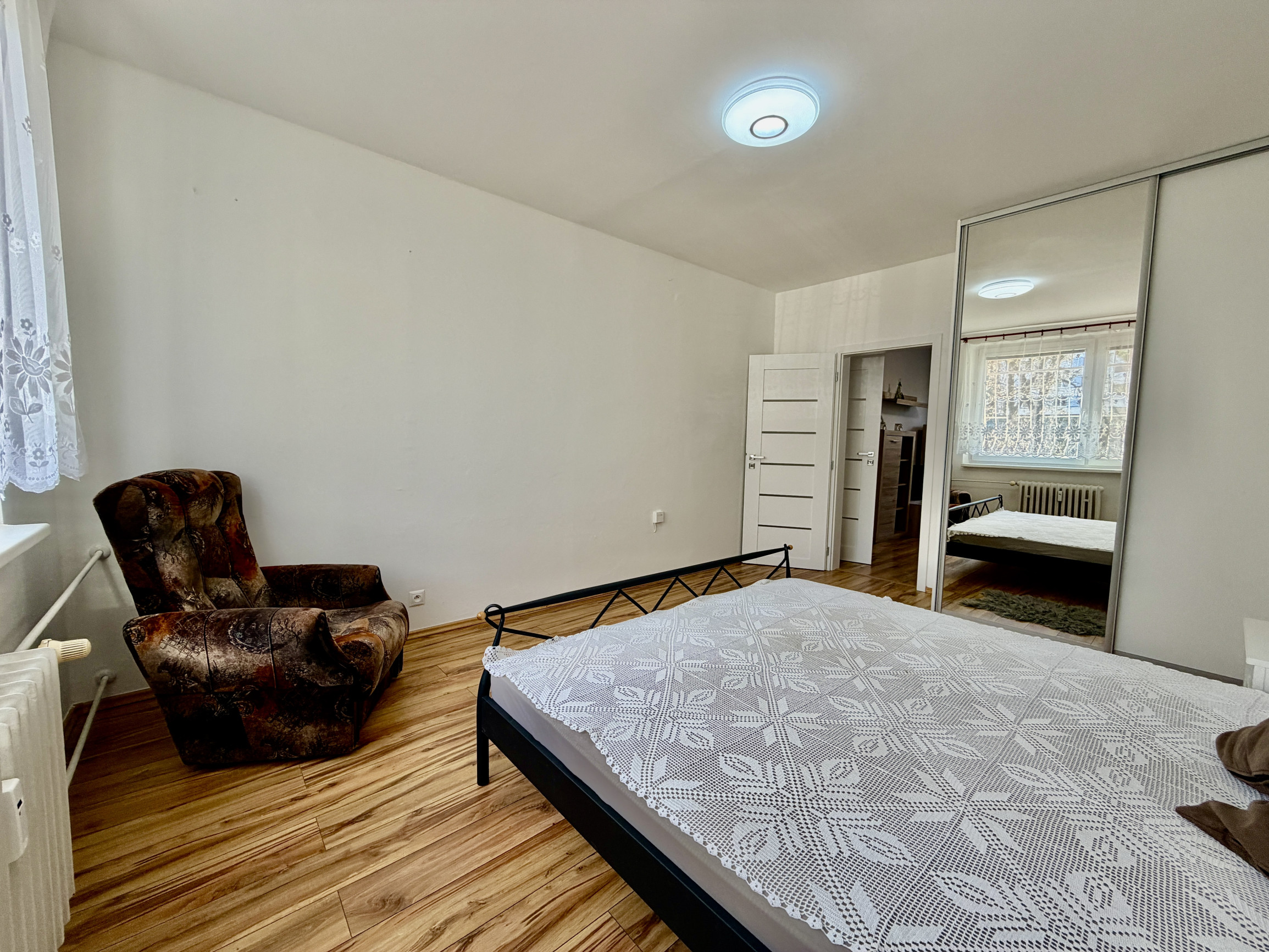 Priestranný 2i byt (56 m²) na prízemí v tichom Ružinove