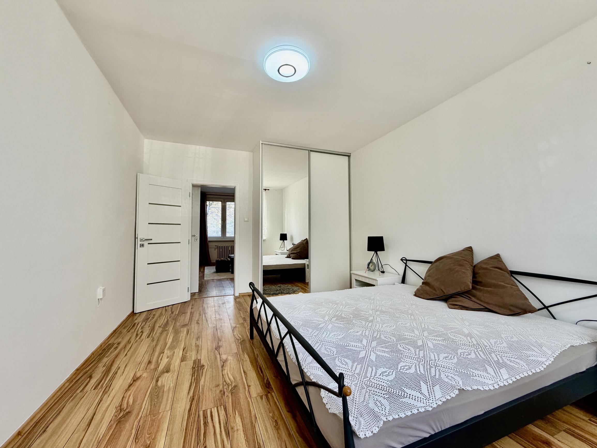 Priestranný 2i byt (56 m²) na prízemí v tichom Ružinove