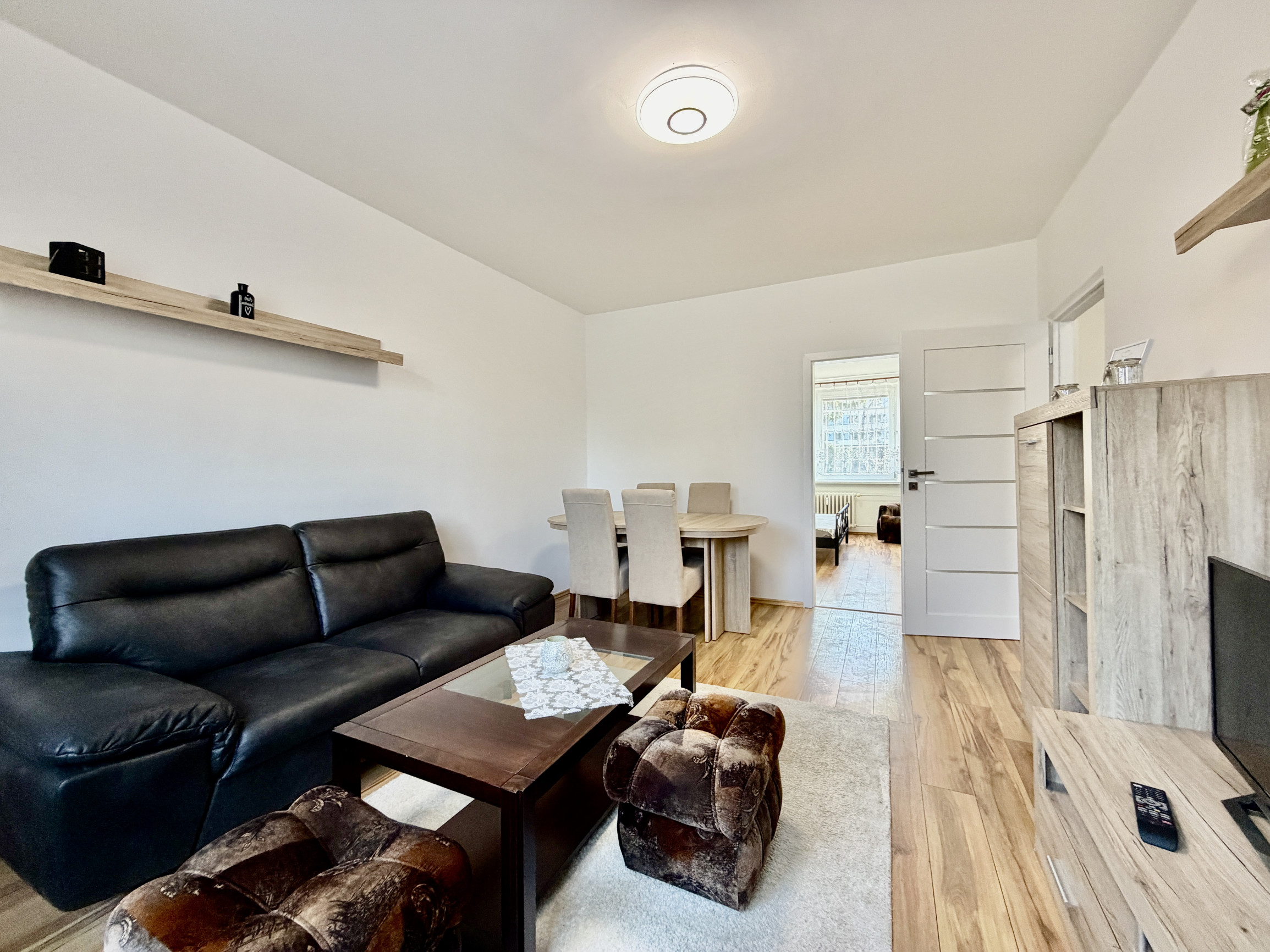 Priestranný 2i byt (56 m²) na prízemí v tichom Ružinove