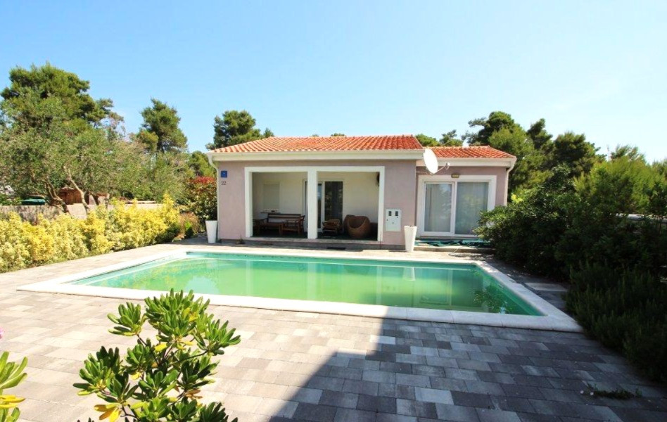 Bungalov, 4i, s krásnou a priestrannou záhradou, ostrov Vir.