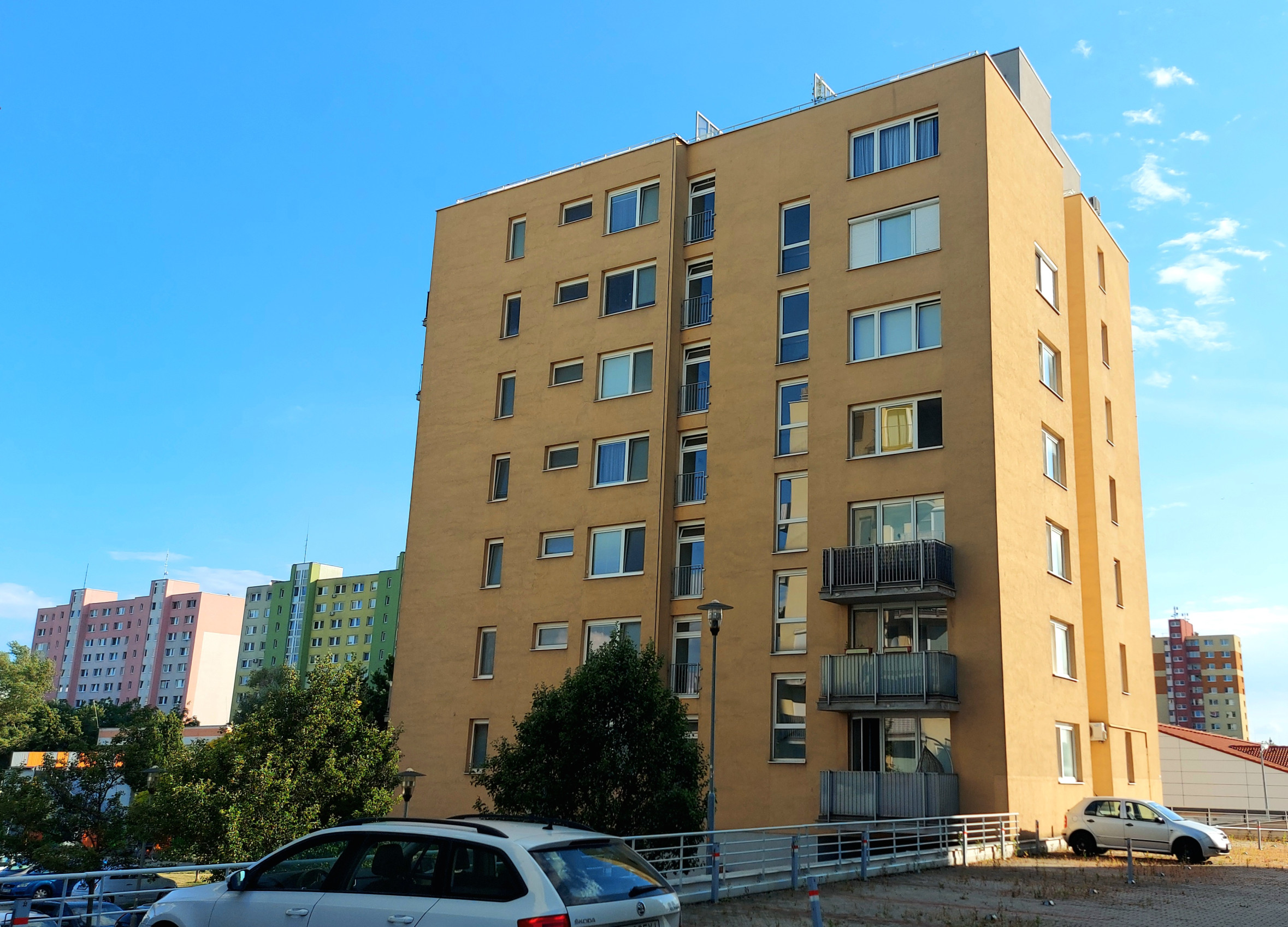 PRENÁJOM – 1i, 38 m2 byt, Vrakuňa, Podzáhradná ul., s logiou.