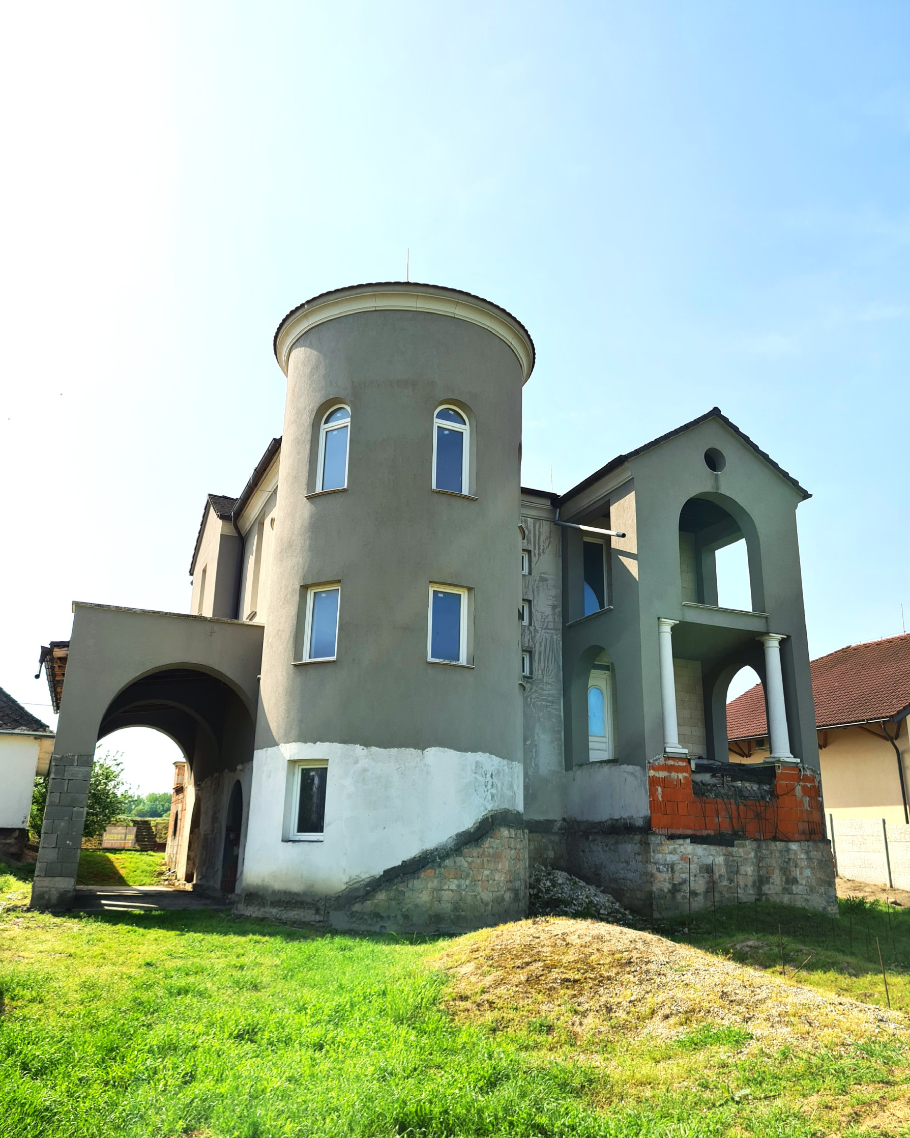 NA PREDAJ - Vila, v obci Moča, okr. Komárno s výhľadom na Dunaj.
