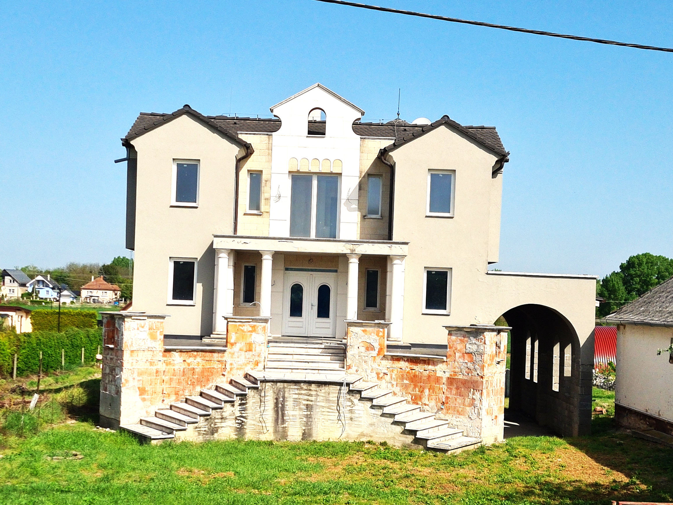 NA PREDAJ - Vila, v obci Moča, okr. Komárno s výhľadom na Dunaj.