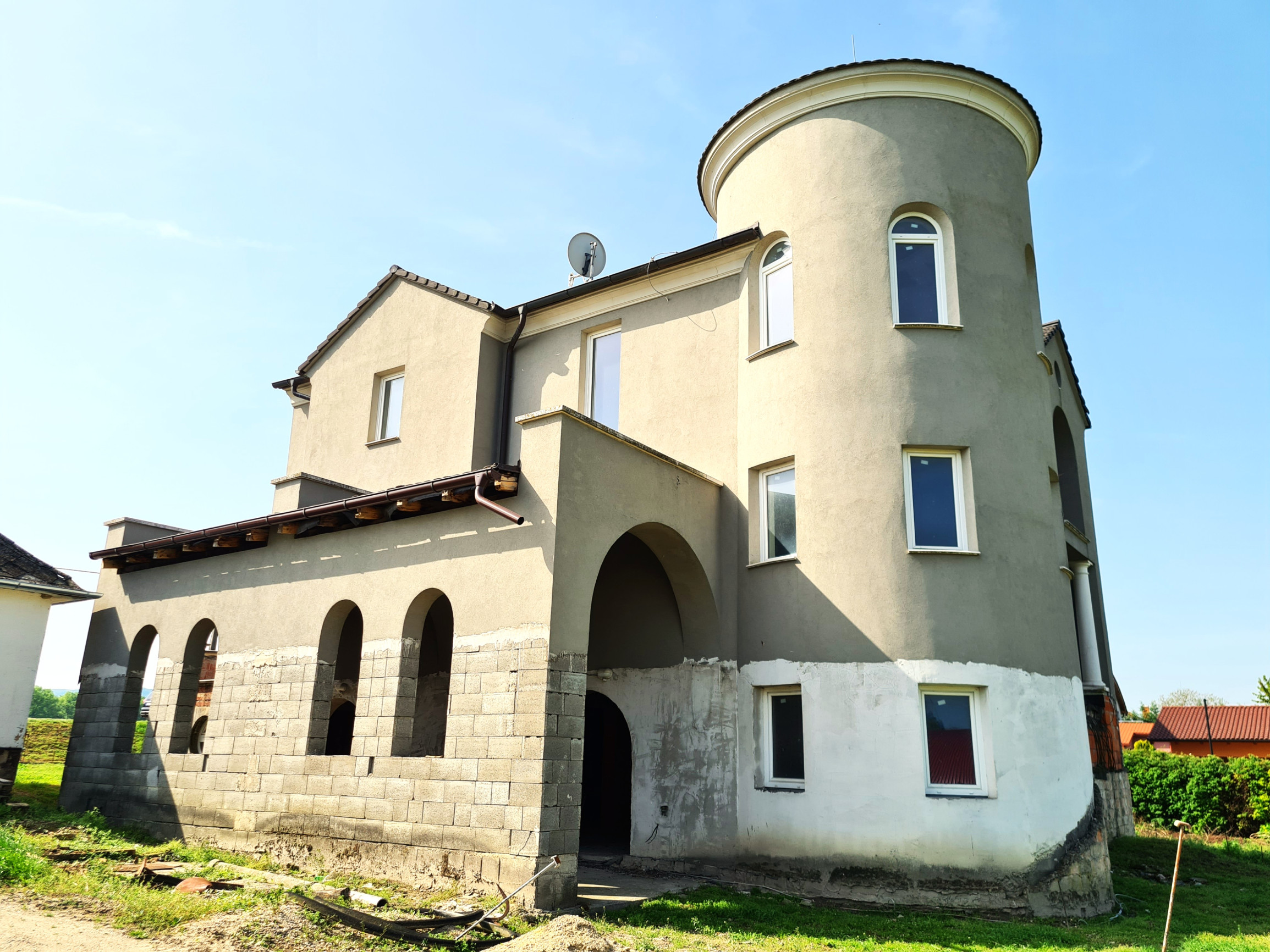 NA PREDAJ - Vila, v obci Moča, okr. Komárno s výhľadom na Dunaj.