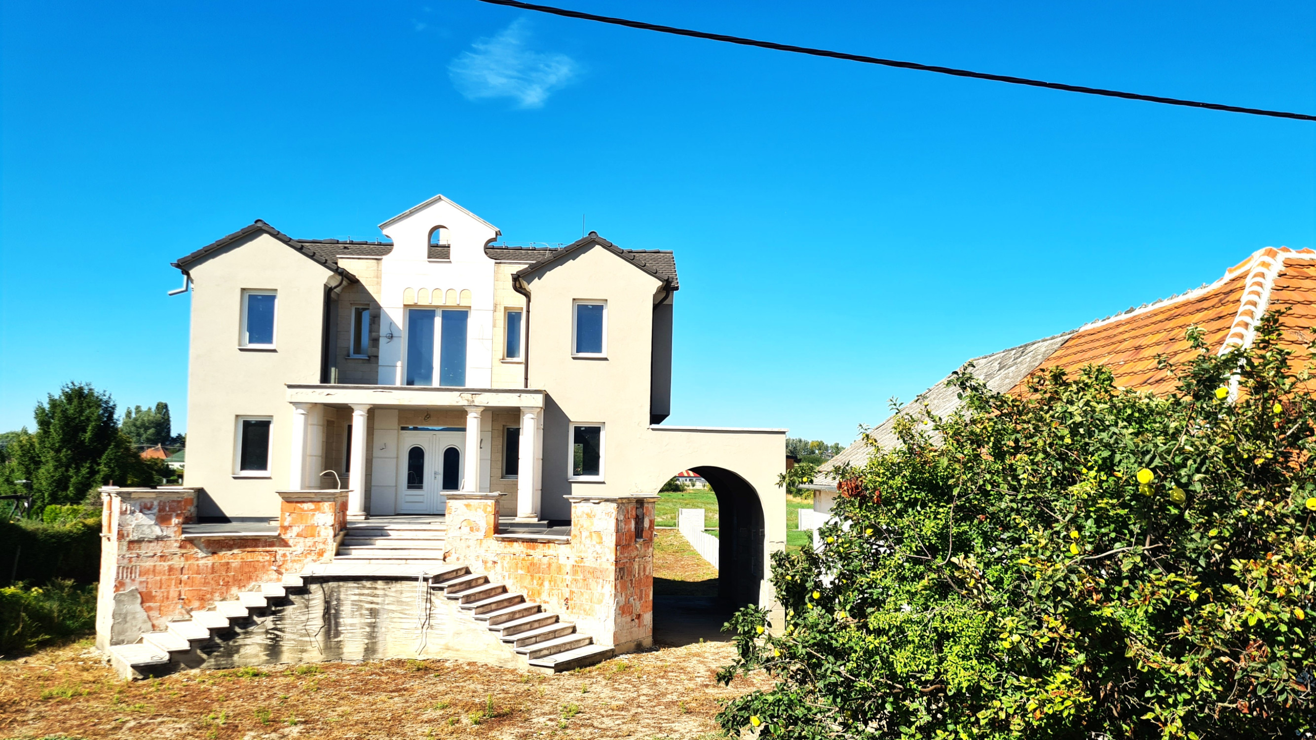NA PREDAJ - Vila, v obci Moča, okr. Komárno s výhľadom na Dunaj.