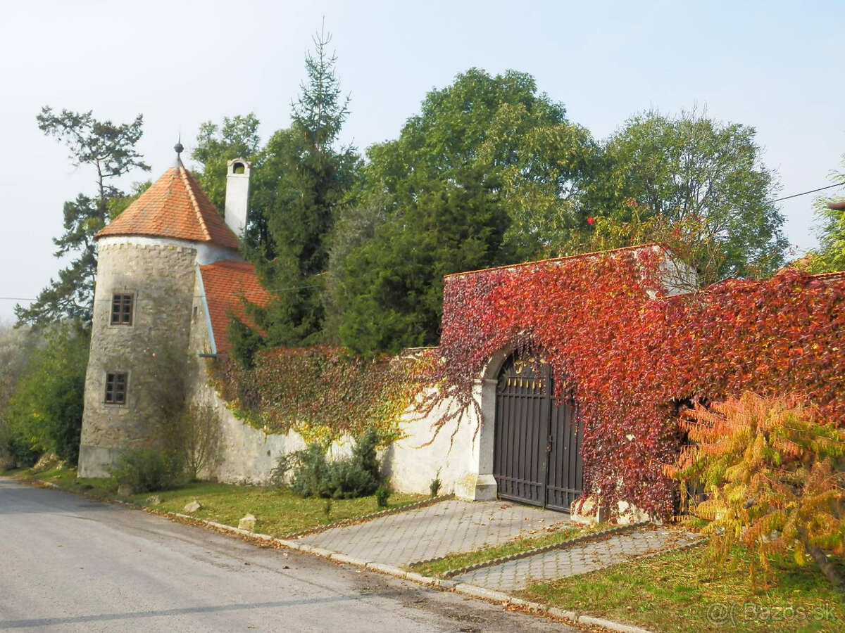 Historický kaštieľ s výnimočným investičným potenciálom v srdci západného Slovenska