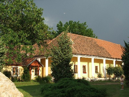 Historický kaštieľ s výnimočným investičným potenciálom v srdci západného Slovenska