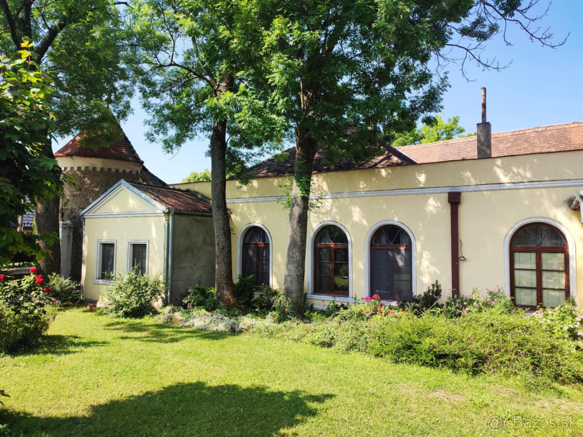 Historický kaštieľ s výnimočným investičným potenciálom v srdci západného Slovenska