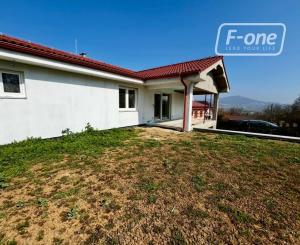 4-izbový rodinný dom s garážou a krásnym výhľadom na Zobor