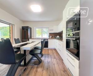 Prenájom | 6-izbový rodinný dom, Dolný Hričov 