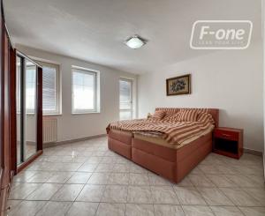 Investičná nehnuteľnosť | Penzión s kompletným zázemím a parkovaním v centre KNM