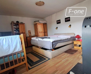 Dvojgeneračná stavba v malebnej obci Trstín