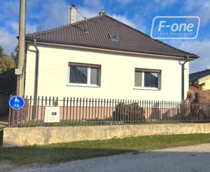 Dvojgeneračná stavba v malebnej obci Trstín