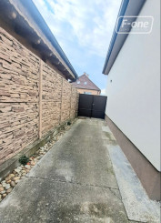 Dvojgeneračná stavba v malebnej obci Trstín