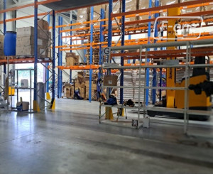 Skladový priestor s regálmi