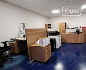 Skladový priestor s regálmi