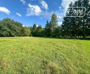 Predaj | Slnečný stavebný pozemok s rovinatým terénom, Jazernica