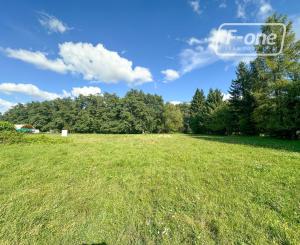 Predaj | Slnečný stavebný pozemok s rovinatým terénom, Jazernica