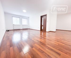 Prenájom | Priestranný 2-izbovy byt s parkovaním, KNM