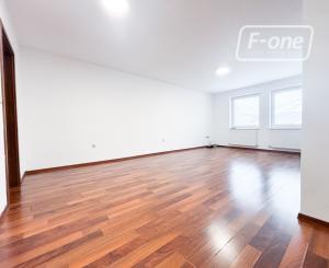 Prenájom | Priestranný 2-izbovy byt s parkovaním, KNM