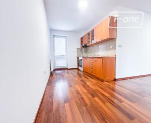 Prenájom | Priestranný 2-izbovy byt s parkovaním, KNM