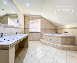 Predaj | Rodinný dom s terasou a záhradou, Čierne